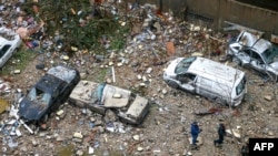 Луѓето ја проверуваат штети по израелски воздушен напад во текот на ноќта, чија цел беше населбата Шајах во јужните предградија на Бејрут на 26 ноември 2024 година, во услови на тековната војна меѓу Израел и Хезболах.