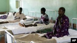 Para pasien di Uganda dirawat di sebuah rumah sakit di Uganda akibat serangan virus ebola (28/7). Sedikitnya 14 tewas akibat wabah virus mematikan ini. 