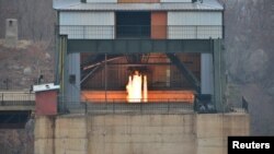 지난 3월 북한이 평안북도 동창리 서해위성발사장에서 신형 고출력 로켓엔진 지상분출시험을 실시했다.