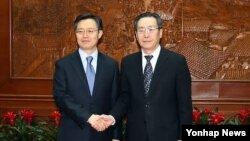 한국 측 6자회담 수석대표인 황준국 외교부 한반도평화교섭본부장과 중국 측 6자회담 수석대표인 우다웨이 한반도사무특별대표. (자료사진)