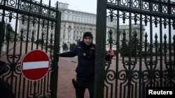 位于布加勒斯特的罗马尼亚最高法院宣布第一轮总统选举结果无效后，议会宫的大门被关闭。（2024年12月6日）