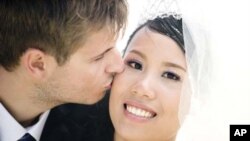 Studi menunjukkan kesehatan pasangan meningkat dalam perkawinan yang bahagia. (Photo: AP)