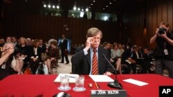 존 볼튼 신임 백악관 국가안보회의 보좌관이 지난 2005년 4월 상원 외교위원회에서 열린 유엔대사 인준 청문회에서 증언을 준비하고 있다.