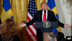 Presiden Donald Trump berbicara dalam konferensi pers didampingi Perdana Menteri Swedia Stefan Lofven di Ruang Timur, Gedung Putih, 6 Maret 2018.