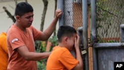 Un enfant pleure la mort de sa soeur à Pedernales, Equateur, le 17 avril 2016.