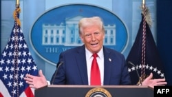 Американскиот претседател Доналд Трамп зборува за несреќата во воздух помеѓу летот 5342 на Американ Ерлајнс и воен хеликоптер во Вашингтон, во салата за брифинг во Белата куќа на 30 јануари 2025 година во Вашингтон.