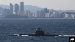 지난해 10월 한국 부산 앞바다에서 열린 광복·해군 창설 70주년 관함식에서, 한국 해군의 1천800t급 최신예 잠수함 안중근함이 해상사열을 하고 있다.