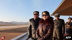 김정은(맨 왼쪽) 북한 국무위원장과 딸 주애(왼쪽 두번째)가 지난달 30일 제1공군사단 비행연대의 시위비행을 관람하고 있다. 조선중앙통신이 다음날(1일) 공개한 사진.