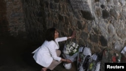 Mataimakiyar shugaban kasar Amurka, Kamala Harris, ta ziyarci sansanin ajiye bayi mai tarihi da ke birnin Cape Coast