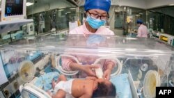 중국 국가통계국은 1월 17일 자국 인구가 2023년 말 기준으로, 전년대비 208만명 줄어든 14억 967만명이며, 신생아 수도 2년 연속 1천만명을 밑돌았다고 발표했다. 사진은 중국 장쑤성 타이저우의 한 병원에서 간호사가 신생아를 돌보는 모습이다. (자료사진)