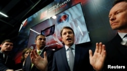 国务院负责网络和国际通信与信息政策的副助理国务卿罗伯特·斯特雷耶（Robert Strayer）大使2019年2月26日在西班牙巴塞罗那的移动世界大会期间举行新闻发布会