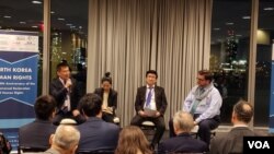 24일 뉴욕 유엔본부에서 세계인권선언 70주년을 기념해 개최한 북한인권 토론회에서 대북인권단체 노체인의 정광일 대표가 발언하고 있다. 왼쪽에서 세번째는 북한인권단체 통일문화연구소 노희창 소장. 