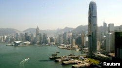 资料照片: 2003年11月3日香港竣工的88层国际金融中心(右)