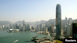 香港鸟瞰。远处可见88层高的香港国际金融中心大楼。