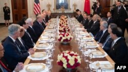 2020年15月15日美国总统特朗普（左中）和中国副总理刘鹤（右中）签署美中贸易协定后在白宫共进午餐。 