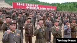 북한 원산 마식령스키장 건설현장에서 북한 군인들이 김정은 국방위원회 제1위원장의 호소문에 따라 올해 안으로 스키장건설을 마칠 것을 다짐하는 궐기대회를 지난 5일 열었다고 6일 조선중앙통신이 보도했다.