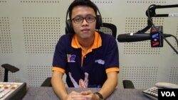 គង់ ឌីវីន ម្ចាស់​មេដាយ​ប្រាក់​ក្នុងការ​ប្រកួត​កម្មវិធី​កុំព្យូទ័រ​លំដាប់​អន្តរជាតិឆ្នាំ​២០១៥ នៅ​បន្ទប់ផ្សាយ​ VOA ភ្នំពេញ កាល​ពី​ថ្ងៃទី២០ ខែសីហា ឆ្នាំ២០១៥។ (នូវ ពៅលក្ខិណា/ VOA Khmer)