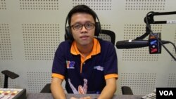 គង់ ឌីវីន ម្ចាស់​មេដាយ​ប្រាក់​ក្នុងការ​ប្រកួត​កម្មវិធី​កុំព្យូទ័រ​លំដាប់​អន្តរជាតិឆ្នាំ​២០១៥ នៅ​បន្ទប់ផ្សាយ​ VOA ភ្នំពេញ កាល​ពី​ថ្ងៃទី២០ ខែសីហា ឆ្នាំ២០១៥។ (នូវ ពៅលក្ខិណា/ VOA Khmer)