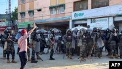 巴基斯坦准军事部队在巴控克什米尔首府穆扎法拉巴德面对抗议人士。（2024年5月13日）