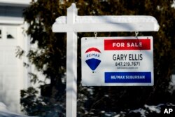 미국 일리노이주 버팔로그로브 시내 주택 앞에 판매 게시물이 설치돼 있다. (자료사진)