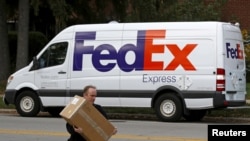 FOTO ARSIP: Minibus pengirim paket milik FederalExpress mengirimkan paket untuk dikirimkan di Wilmette, Illinois, 27 Oktober 2015 (foto: Reuters/Jim Young/Foto Arsip)