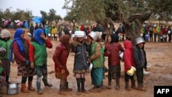 រូបឯកសារ៖ កុមារ​ជនជាតិ​ស៊ីរី​នាំ​គ្នា​ឈរតម្រង់​ជួរ​ដើម្បី​ទទួល​យក​ស្បៀងអាហារ​ដែល​ចែកចាយ​ដោយ​មន្ត្រី​មនុស្សធម៌ នៅ​ព្រំប្រទល់​រវាង​ប្រទេស​ស៊ីរី​និង​ប្រទេស​តួកគី ថ្ងៃ​ទី ៧ ខែកុម្ភៈ ឆ្នាំ​២០១៨។ 