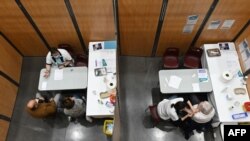 17일 프랑스 베지에에서 화이자-바이오엔테크 신종 코로나바이러스 백신을 접종하고 있다.