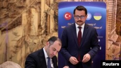 Ukrajinski ministar infrastrukture Oleksandr Kubrakov potpisuje sporazum u Istanbulu, 22. jula 2022.