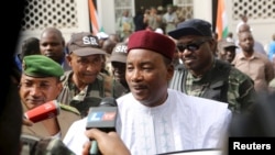 Shugaban Nijar Muhammadou Isouffe, yake magana da 'yan jarida bayan ya kada kuroi'arsa ranar lahadi.