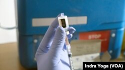 Seorang petugas kesehatan tengah menyiapkan Vaksin COVID-19 Pfizer untuk vaksinasi booster di salah satu lokasi vaksinasi di Jakarta, 12 Januari 2022.