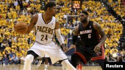 Paul George, à gauche, alors avec les Indiana Pacers, contre l'ex-Miami Heat LeBron James, Indianapolis, le 28 mai 2014