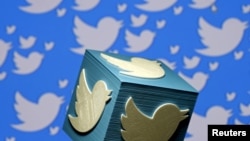 ARSIP - Logo Twitter yang dicetak 3 Dimensi tampak pada ilustrasi foto yang diambil tanggal 26 Januari 2016 (foto: REUTERS/Dado Ruvic/Ilustrasi/Foto Arsip)