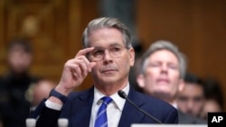 资料照片：被特朗普总统提名为财政部长的贝森特在参议院金融委员会的确认听证会上露面并接受提问。(2025年1月16日)
