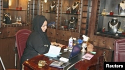 Seorang perempuan Saudi yang bekerja di toko perhiasan di Jeddah. (Foto: Dok) 