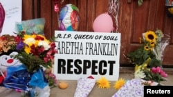 Tempat peringatan untuk menghormati penyanyi Aretha Franklin tampak di luar Gereja New Bether Baptist di Detroit, Michigan, 17 Agustus 2018.