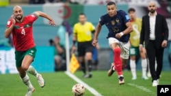 کلیان امباپه، مهاجم تیز پای فرانسه در این دوش یک به یک توانست تا محوطۀ جزای مراکش توپ را بکشاند.