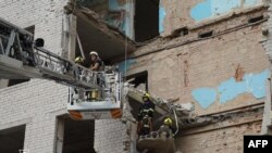 3일 러시아 군의 공습으로 파괴된 우크라이나 동부 폴타바의 군사 교육용 건물에서 구조대원들이 작업을 진행하고 있다.