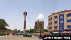 Une avenue principale à Ouagadougou, Burkina, le 7 mai 2019. (VOA/Lamine Traoré)