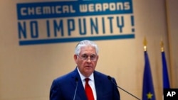 Menteri Luar Negeri AS Rex Tillerson berbicara di Paris, Perancis, Selasa (23/1). 