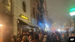 Ljudi se skupljaju ispred kluba Boveri gde je Pol Makartni održao koncert iznenađenja, 11. februara 2025. (Foto:AP)