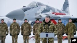 Presiden Ukraina, Petro Poroshenko, berpidato di hadapan AB Ukraina di pangkalan udara militer di kawasan Vasylkiv, Ukraina, Sabtu, 1 Desember 2018 saat Poroshenko menyerahkan pesawat dan perlengkapan militer yang baru ke AB Ukraina sebagai bagian dari kunjungan kerjanya (foto: M