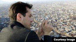 26 yoshda u tog'ni tolqon qilishga qodir mutaxassis edi. Faxrga to'la ota-onaning to'ng'ich farzandi, yosh bir kelinning eri, uch oylik qizaloqning otasi, ukalarining suyangan jigari edi.