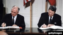 AQSh Prezidenti Ronald Reygan (o'ngda) va Sovet Ittifoqi yetakchisi Mixail Gorbachyov O'rta va qisqa masofaga uchadigan raketalarni yo'q qilish bo'yicha bitimni imzolamoqda, Oq uy, 1987-yil.