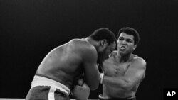 Mohamed Ali et Joe Frazier sur le ring à Manille, Philippines, le 1 octobre 1975.