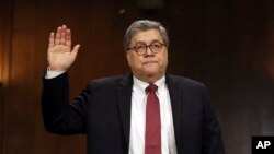 រូបឯកសារ៖ រដ្ឋមន្រ្តីក្រសួងយុត្តិធម៌លោក William Barr ធ្វើ​ការ​ស្បថ​មុនពេលផ្តល់​សក្ខីកម្ម​នៅ​វិមាន​ Capitol Hill កាល​ពី​ថ្ងៃ​ទី​០១ ខែ​ឧសភា ឆ្នាំ​២០១៩។​