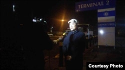 台湾驻南非代表陈忠当地时间8月7日晚在肯尼亚内罗毕机场对媒体发表声明。（台湾外交部提供） 