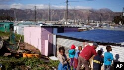 ក្រុម​កុមារ​ចូលរួម​នៅ​ក្នុង​ការ​លាប​ពណ៌​ស​ ជា​ផ្នែក​មួយ​នៃ​ការ​រួម​ចំណែក​របស់​ពួកគេ​ទៅកាន់​ទិវា​ម៉ាន់ឌែលឡា​នៅ​ក្រុង​ Nomzamo ប្រទេស​អាហ្វ្រិក​ខាងត្បូង។