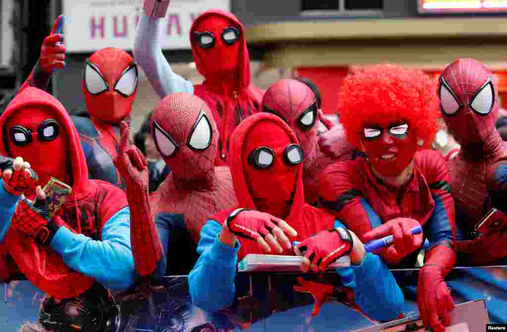 2017年8月7日，影片《蜘蛛侠：英雄归来》（Spider-Man: Homecoming）在东京举行的日本首映式上，影迷穿着蜘蛛侠服装，等待演员汤姆&middot;赫兰德和导演约翰&middot;瓦茨的到来。