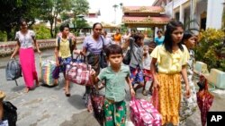 រូបឯកសារ៖ អ្នកភូមិ​មួយ​នៅ​រដ្ឋ Rakhine មក​ដល់​ជំរំ​បណ្ដោះ​អាសន្ន​មួយ​ដោយនាំ​របស់​របរ​ផ្ទាល់ខ្លួន​របស់​ពួកគេ​មក​ជាមួយ កាលពី​ថ្ងៃទី២៩ ខែ​មិថុនា ឆ្នាំ​២០២០ ក្នុងក្រុង Sittwe រដ្ឋ Rakhine ប្រទេស​មីយ៉ាន់ម៉ា។