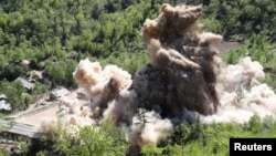 24일 북한이 함경북도 길주군 풍계리 핵실험장의 갱도를 폭파해 폐기했다. 관영 조선중앙통신이 배포한 폭파 장면 사진.